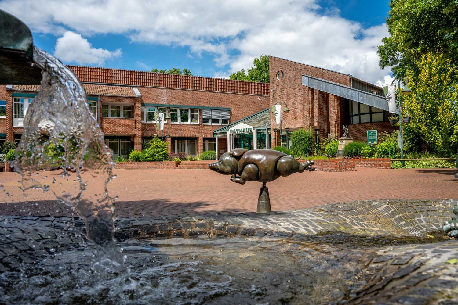 Sonsbecker Rathaus mit Kastell und Brunnen
